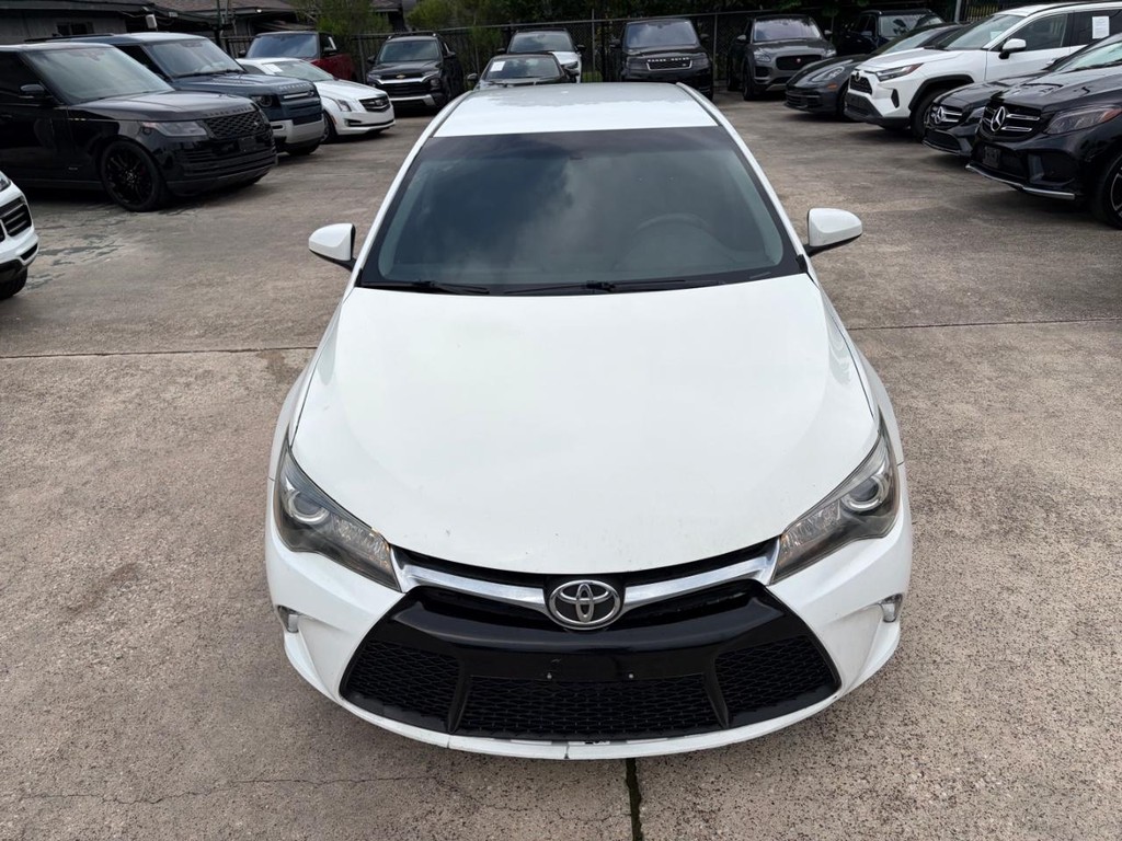 Toyota Camry Vehicle Full-screen Gallery Image 03