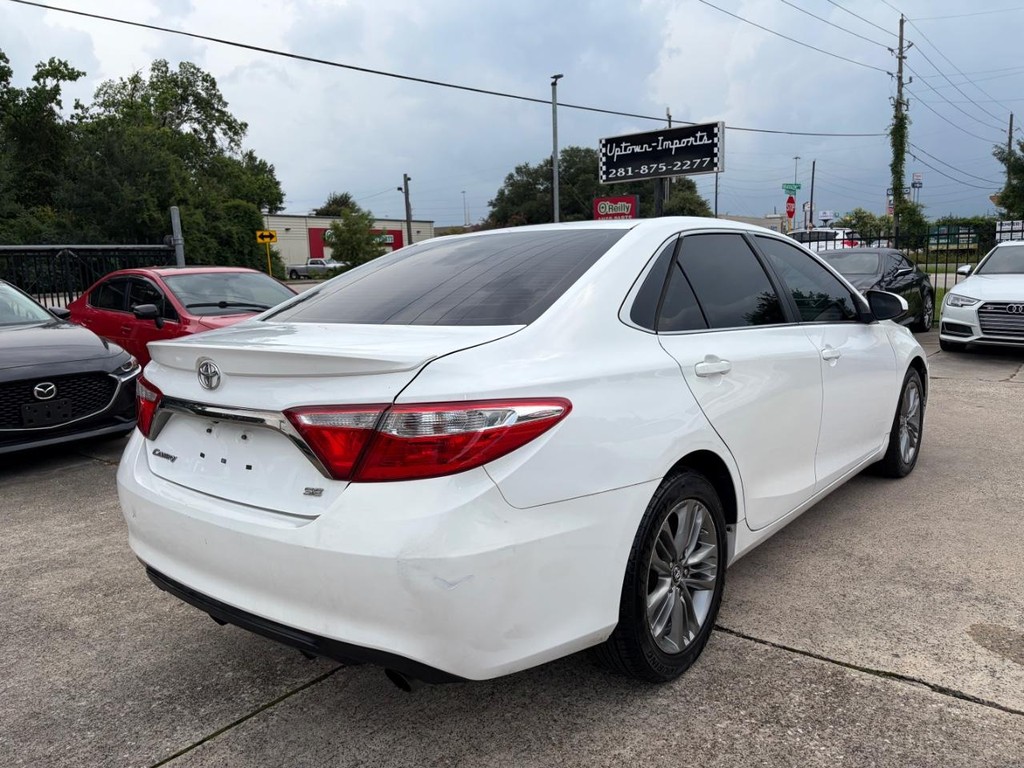 Toyota Camry Vehicle Full-screen Gallery Image 06