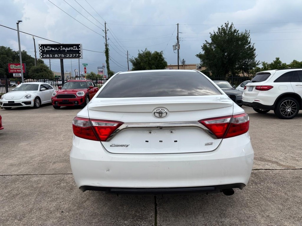 Toyota Camry Vehicle Full-screen Gallery Image 07