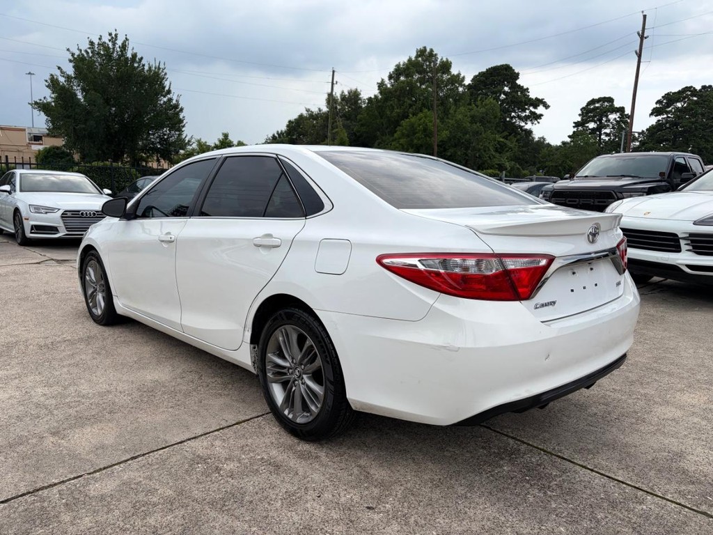Toyota Camry Vehicle Full-screen Gallery Image 08