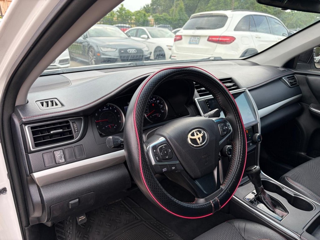 Toyota Camry Vehicle Full-screen Gallery Image 10