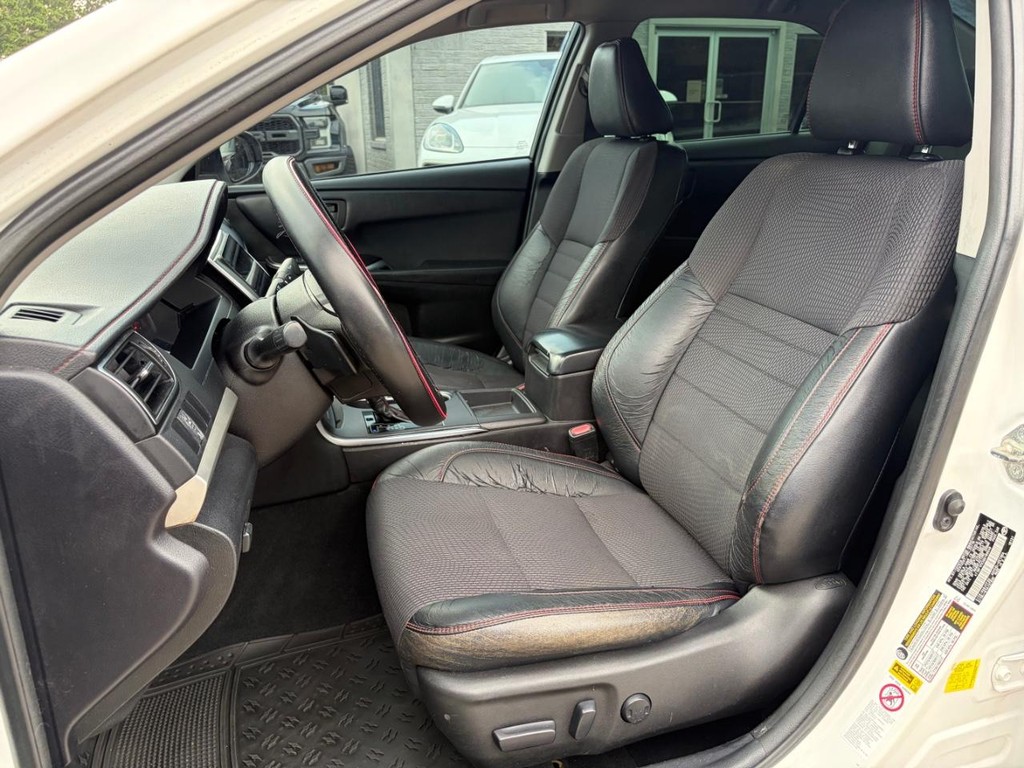 Toyota Camry Vehicle Full-screen Gallery Image 11