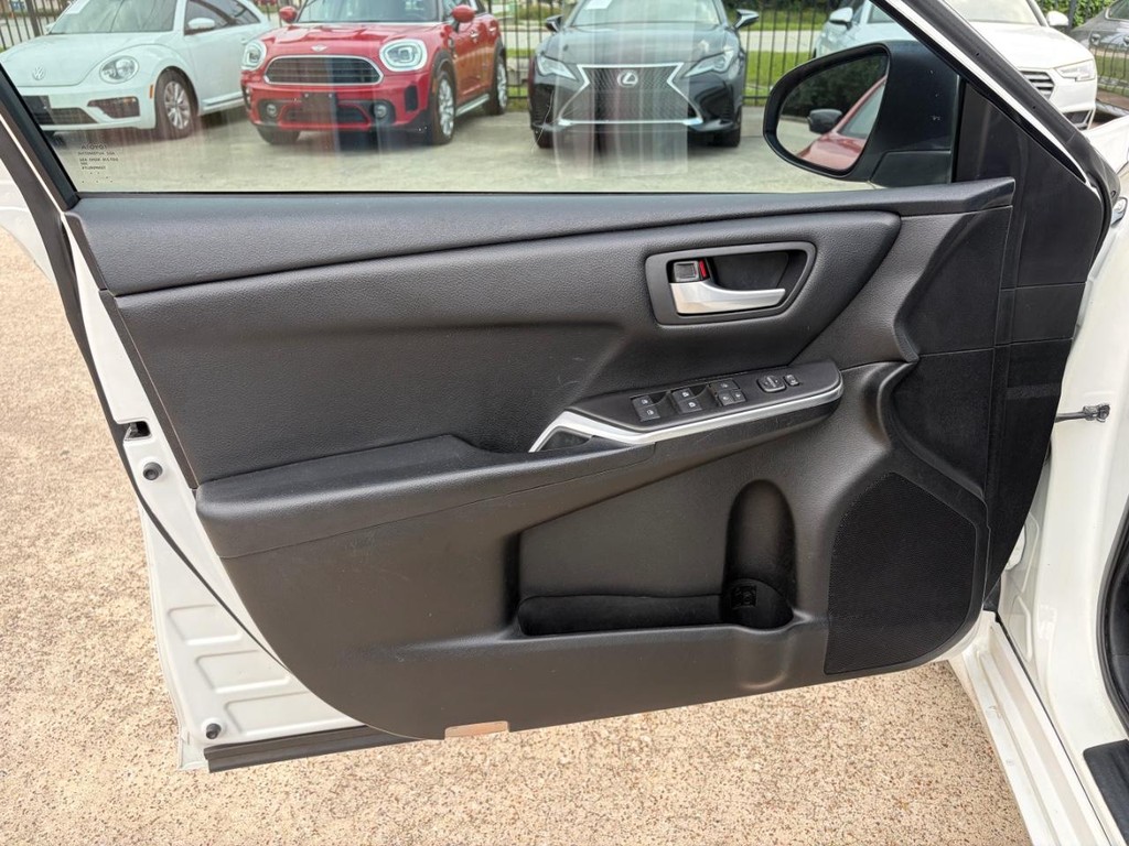 Toyota Camry Vehicle Full-screen Gallery Image 12