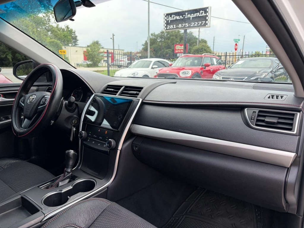 Toyota Camry Vehicle Full-screen Gallery Image 13