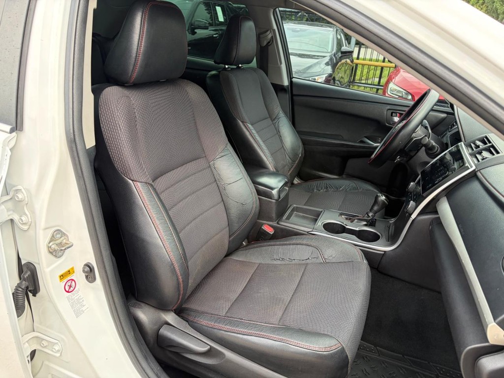 Toyota Camry Vehicle Full-screen Gallery Image 14