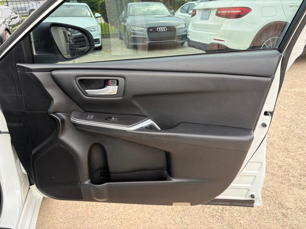 Toyota Camry Vehicle Full-screen Gallery Image 15