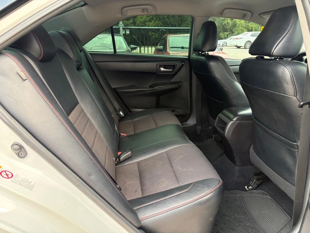 Toyota Camry Vehicle Full-screen Gallery Image 16