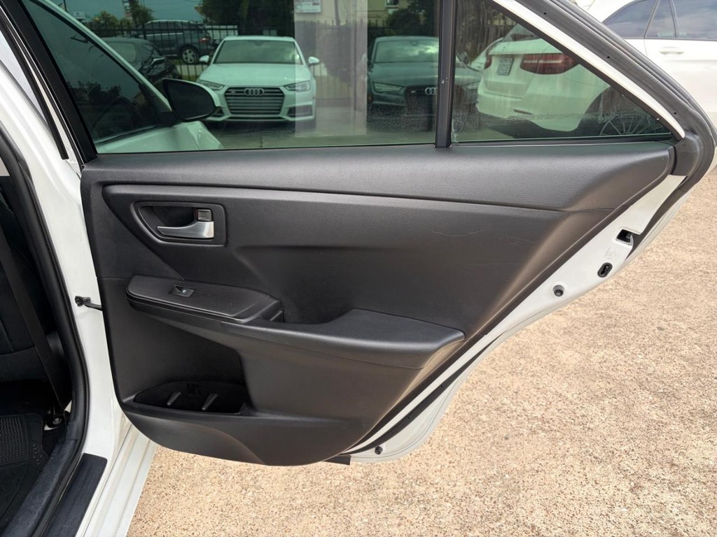 Toyota Camry Vehicle Full-screen Gallery Image 17