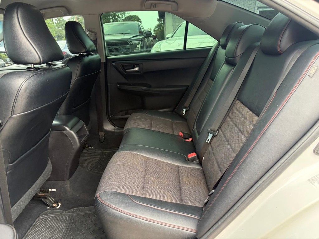 Toyota Camry Vehicle Full-screen Gallery Image 18