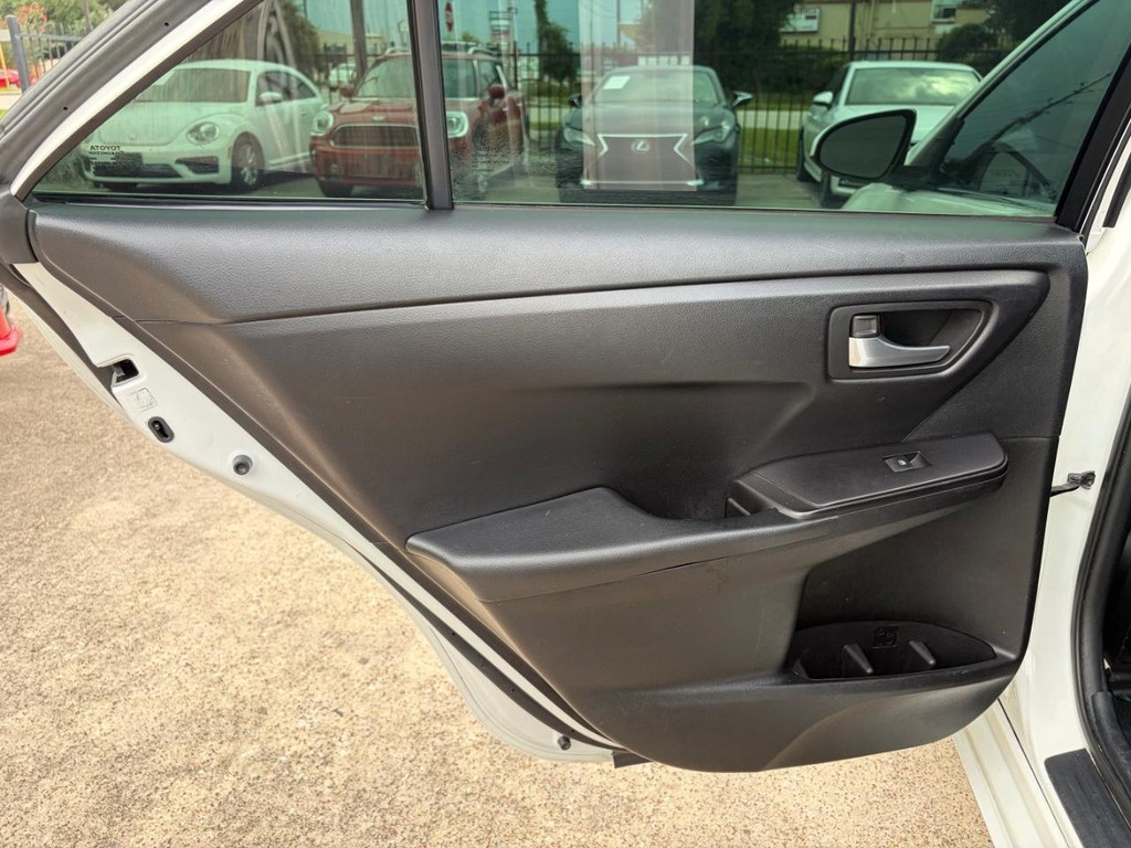 Toyota Camry Vehicle Full-screen Gallery Image 19