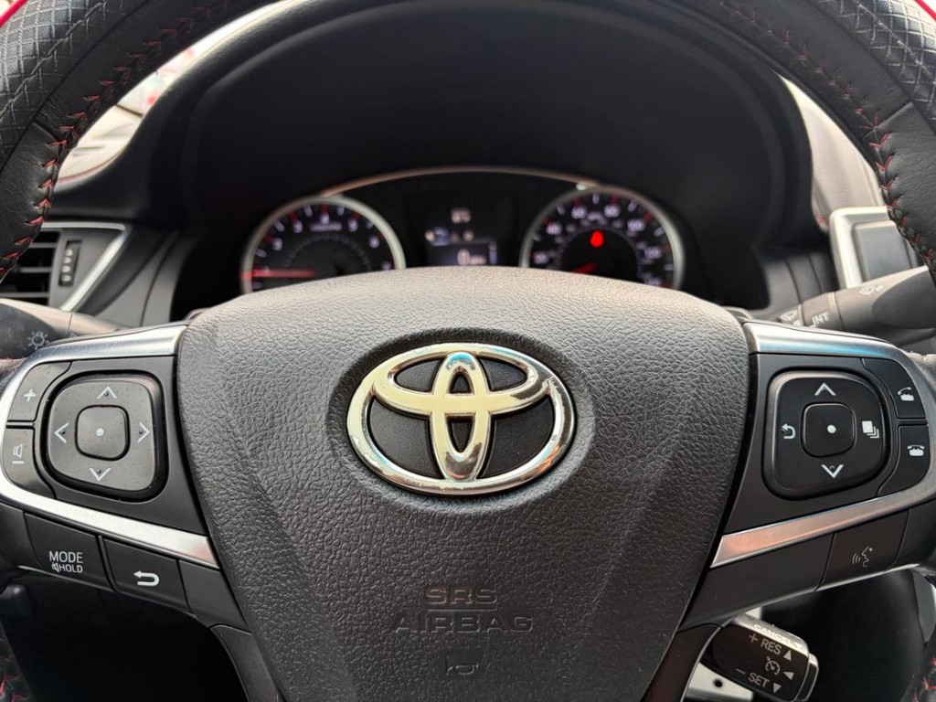 Toyota Camry Vehicle Full-screen Gallery Image 20