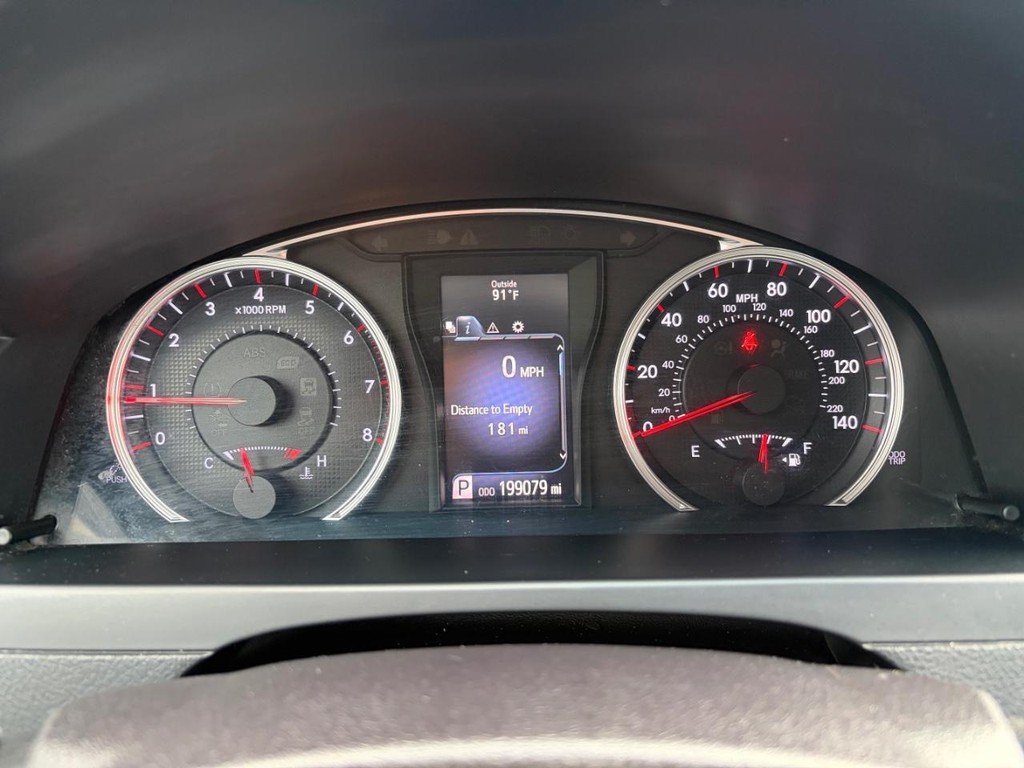 Toyota Camry Vehicle Full-screen Gallery Image 21