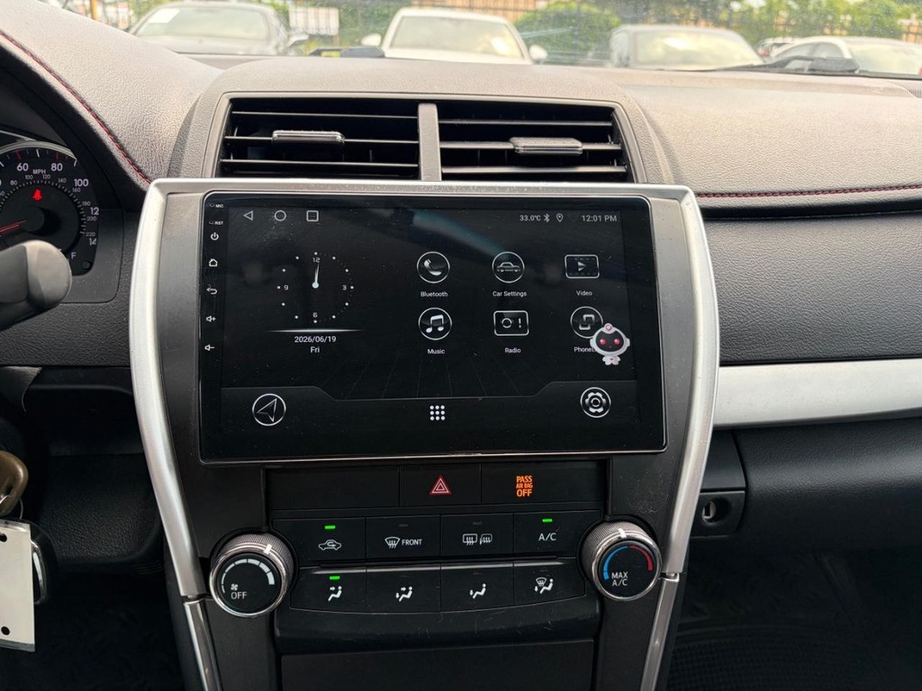 Toyota Camry Vehicle Full-screen Gallery Image 22