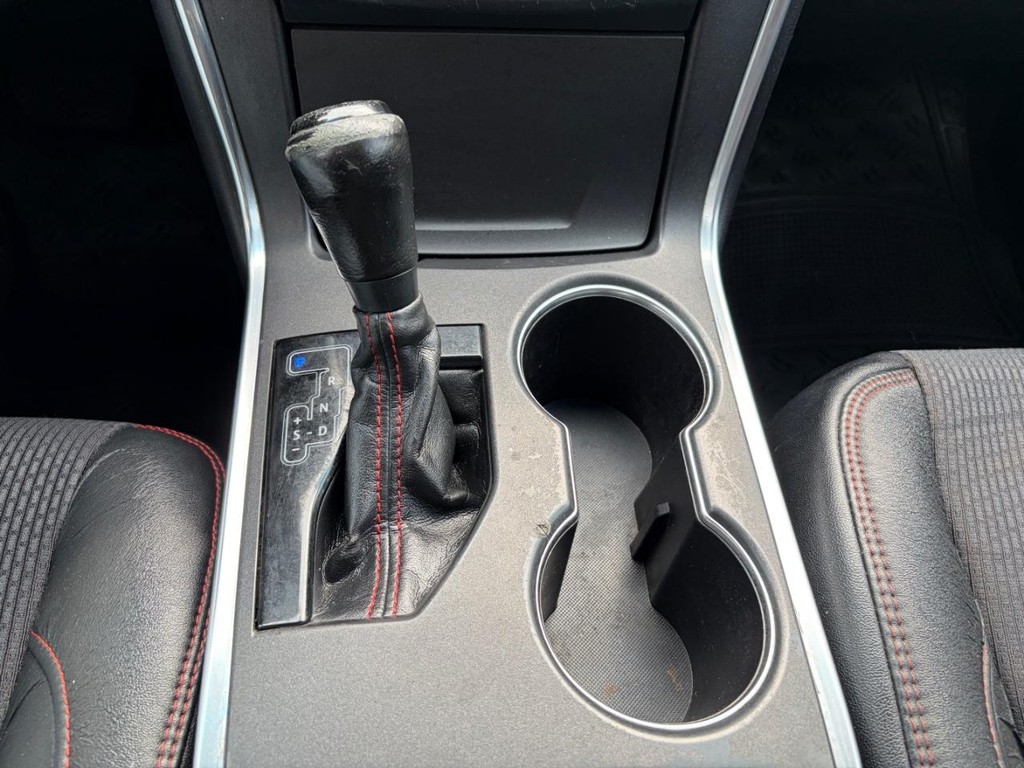 Toyota Camry Vehicle Full-screen Gallery Image 23