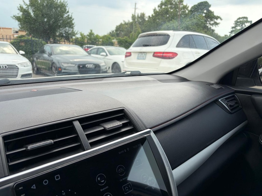 Toyota Camry Vehicle Full-screen Gallery Image 24
