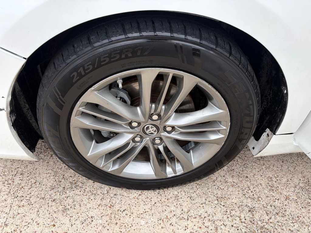 Toyota Camry Vehicle Full-screen Gallery Image 25