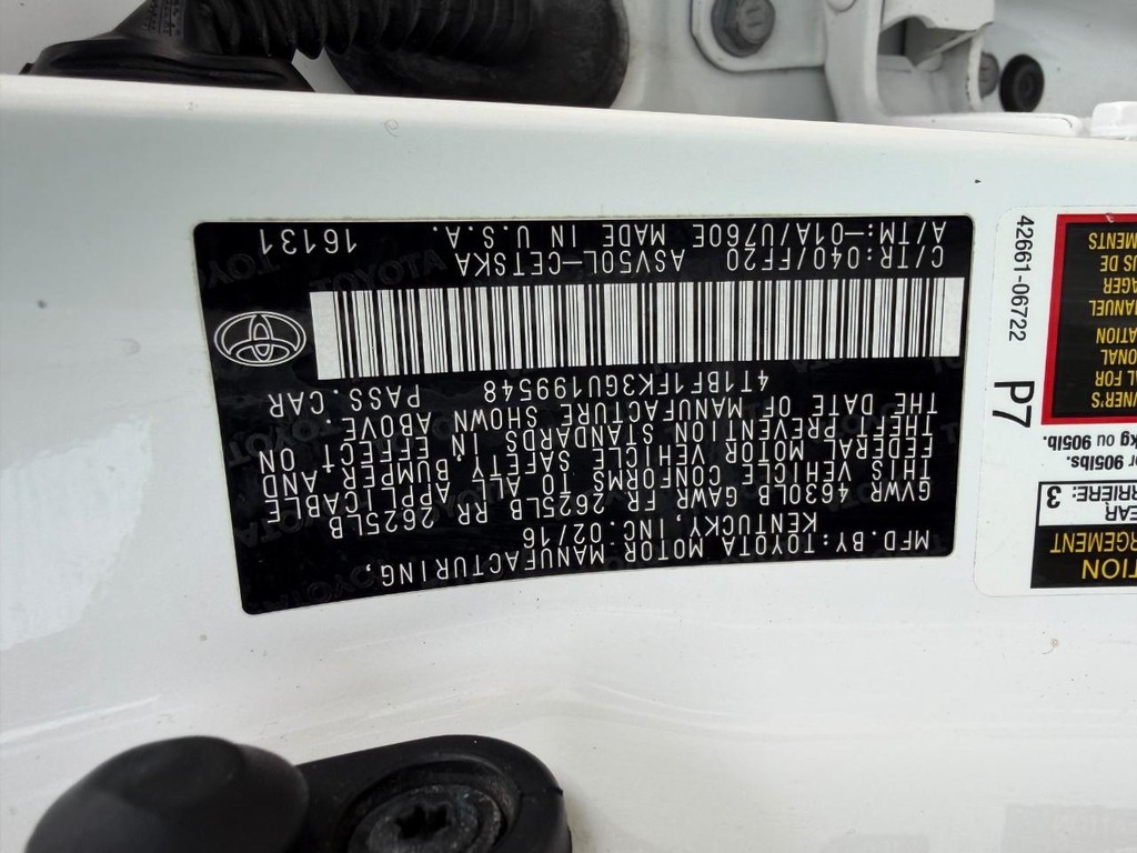 Toyota Camry Vehicle Full-screen Gallery Image 26