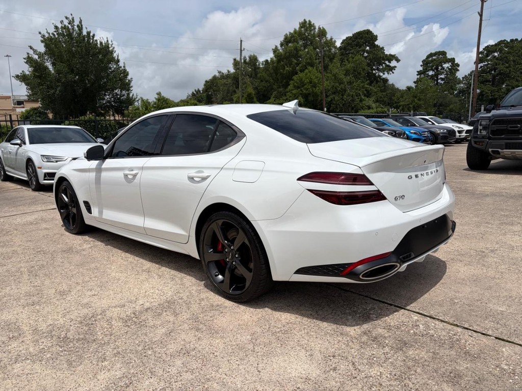 Genesis G70 Vehicle Full-screen Gallery Image 08