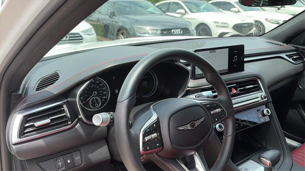 Genesis G70 Vehicle Full-screen Gallery Image 10