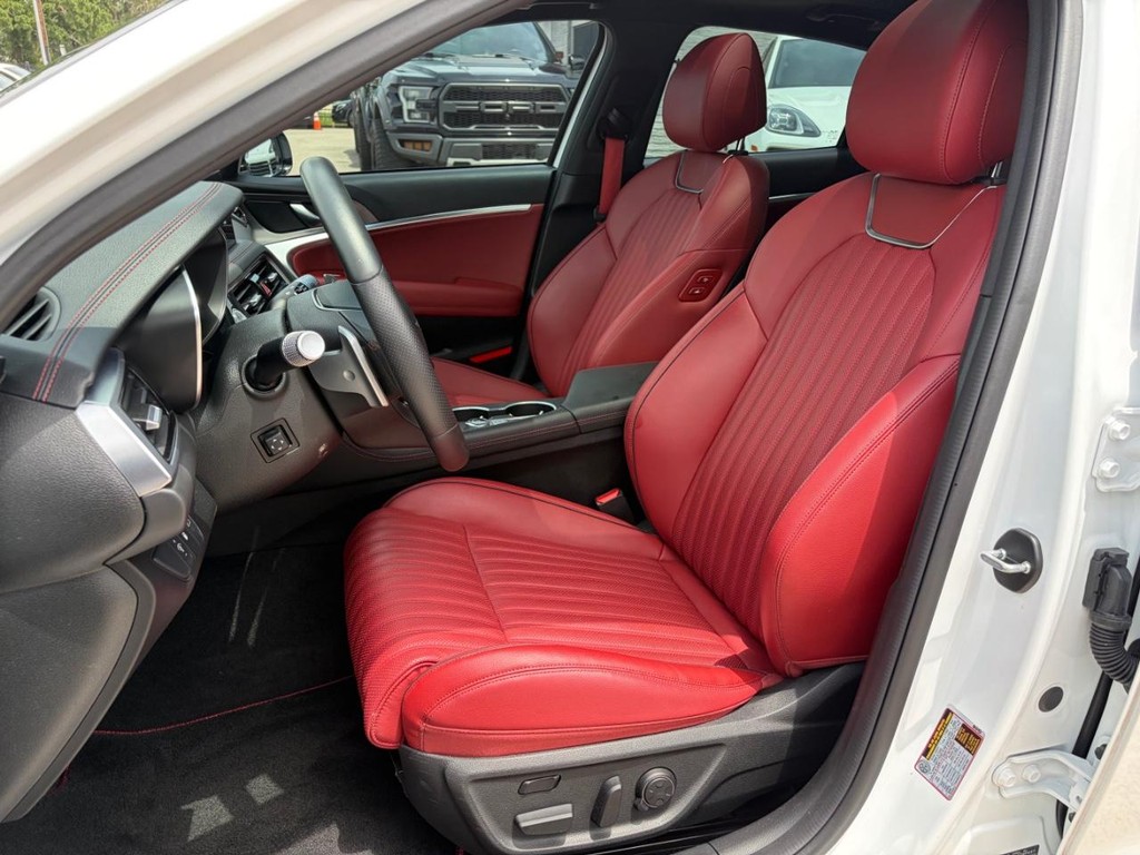 Genesis G70 Vehicle Full-screen Gallery Image 11