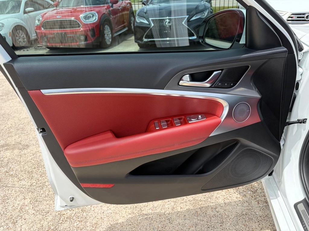 Genesis G70 Vehicle Full-screen Gallery Image 12