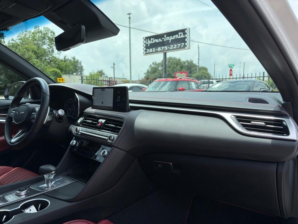 Genesis G70 Vehicle Full-screen Gallery Image 13
