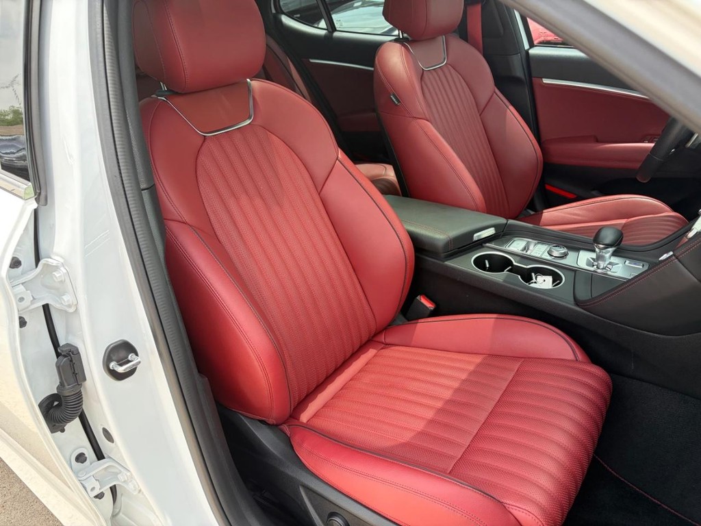 Genesis G70 Vehicle Full-screen Gallery Image 14