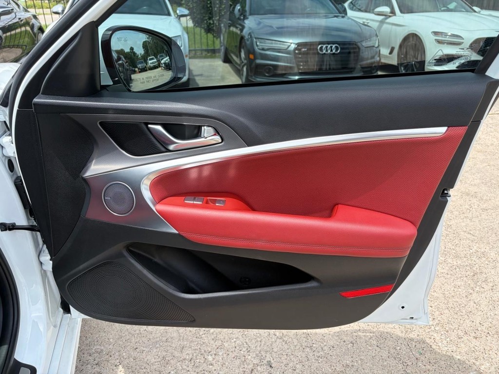 Genesis G70 Vehicle Full-screen Gallery Image 15