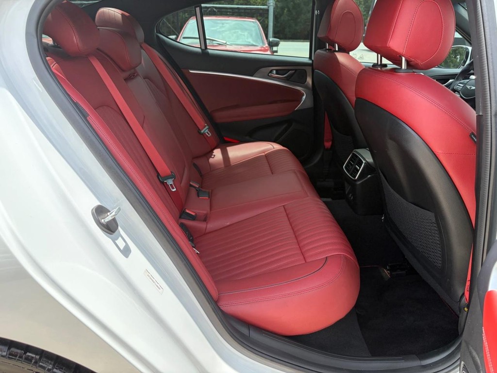 Genesis G70 Vehicle Full-screen Gallery Image 16