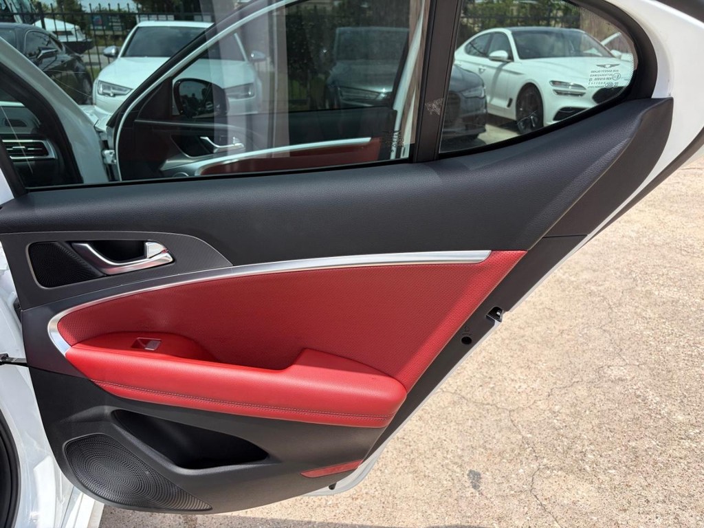 Genesis G70 Vehicle Full-screen Gallery Image 17