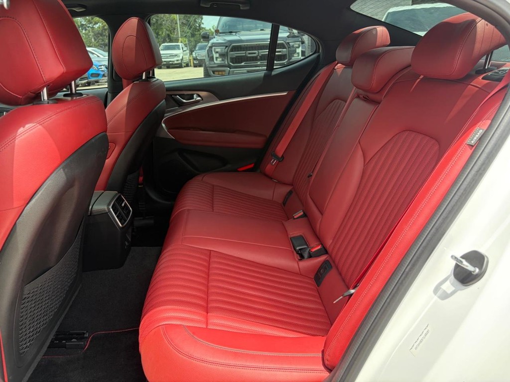 Genesis G70 Vehicle Full-screen Gallery Image 18