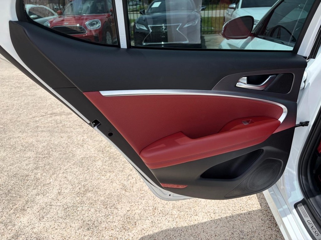 Genesis G70 Vehicle Full-screen Gallery Image 19