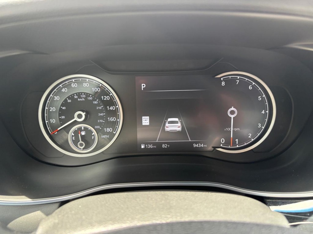 Genesis G70 Vehicle Full-screen Gallery Image 21