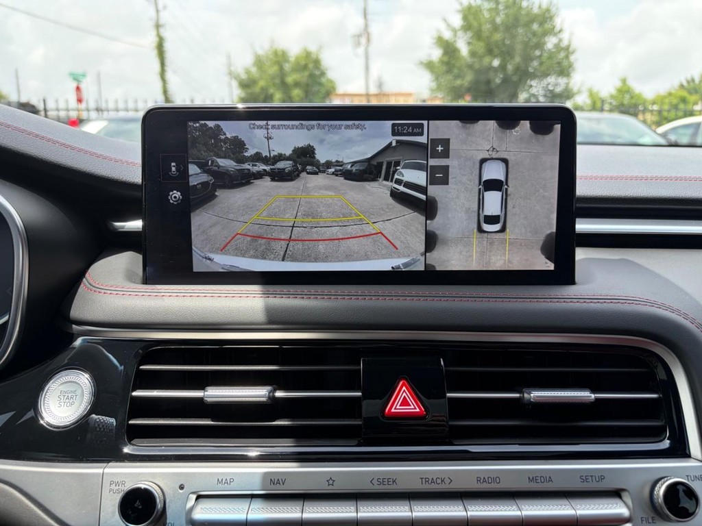 Genesis G70 Vehicle Full-screen Gallery Image 23