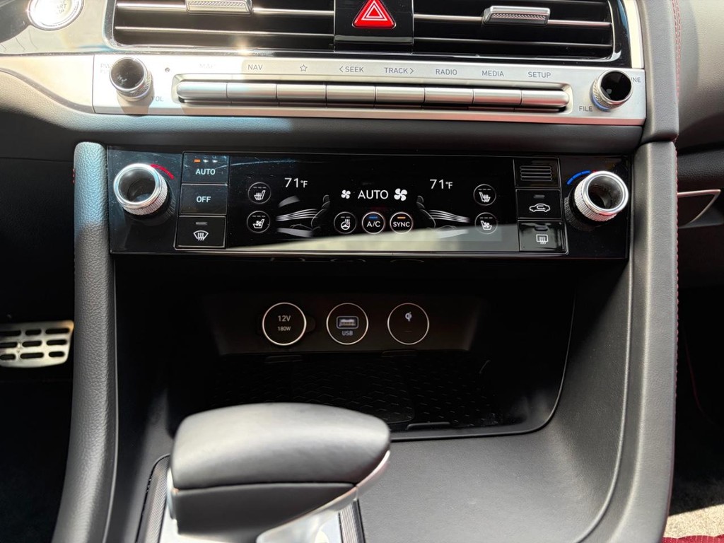 Genesis G70 Vehicle Full-screen Gallery Image 24