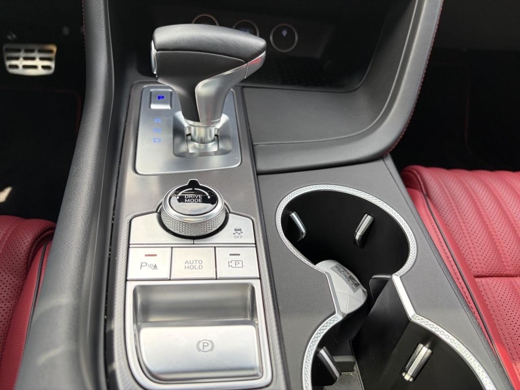 Genesis G70 Vehicle Full-screen Gallery Image 25
