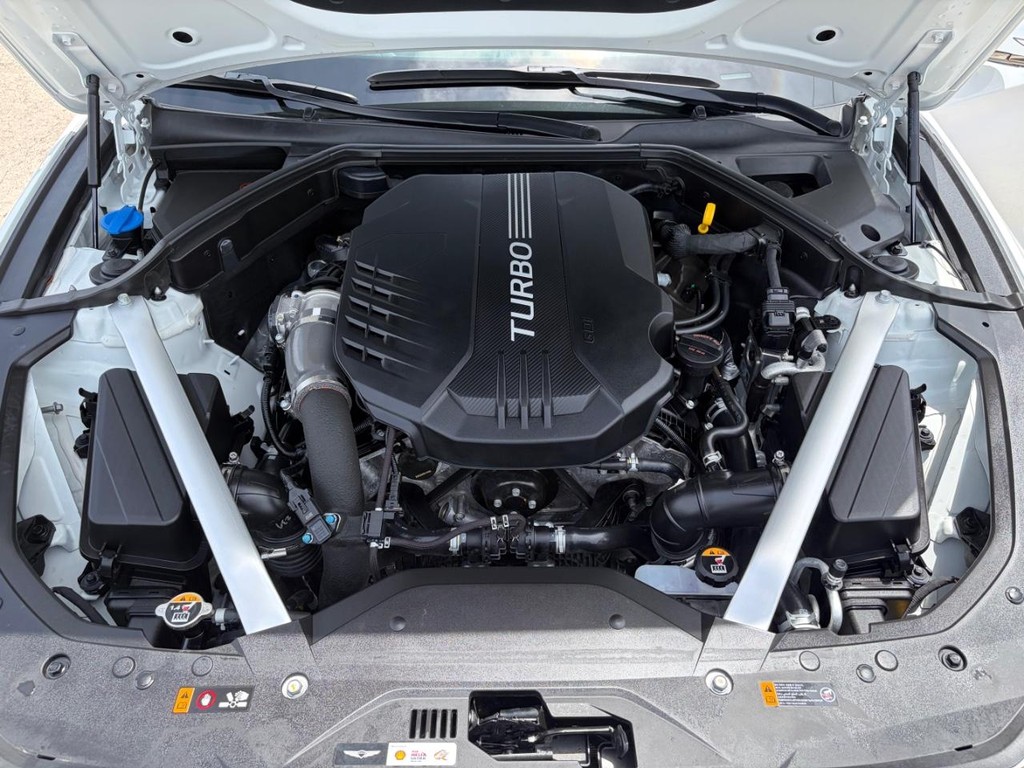 Genesis G70 Vehicle Full-screen Gallery Image 29
