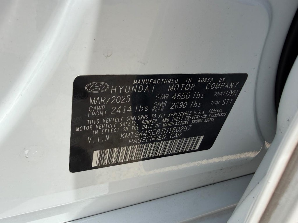 Genesis G70 Vehicle Full-screen Gallery Image 30
