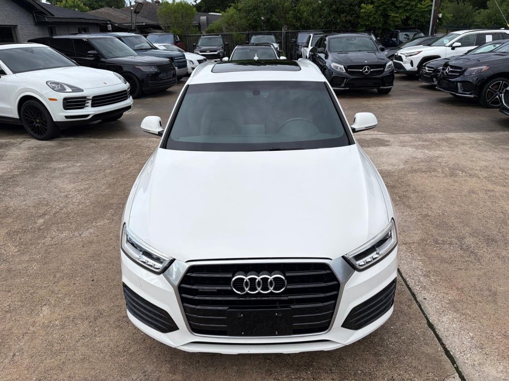 Audi Q3 Vehicle Full-screen Gallery Image 03