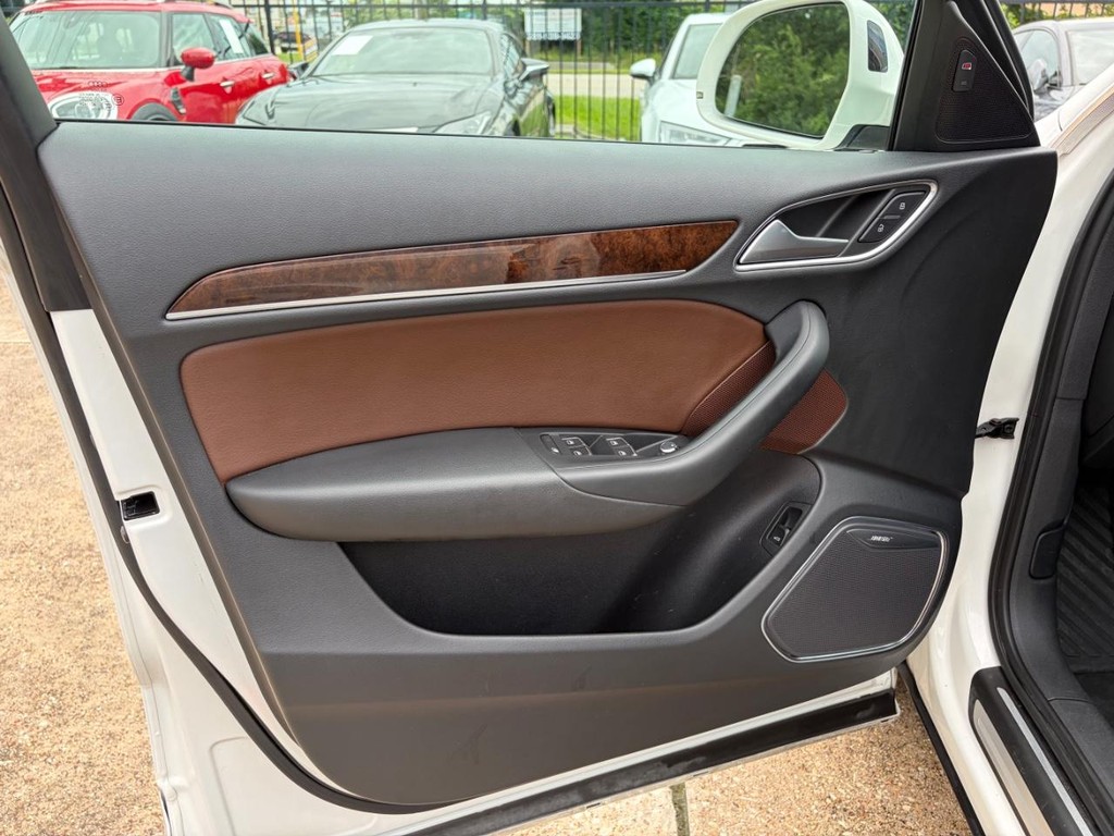 Audi Q3 Vehicle Full-screen Gallery Image 12