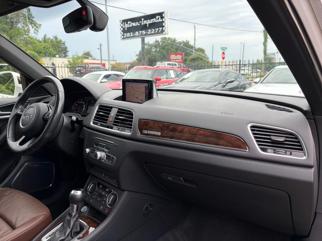 Audi Q3 Vehicle Full-screen Gallery Image 13