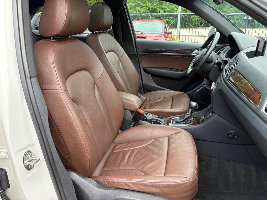 Audi Q3 Vehicle Full-screen Gallery Image 14
