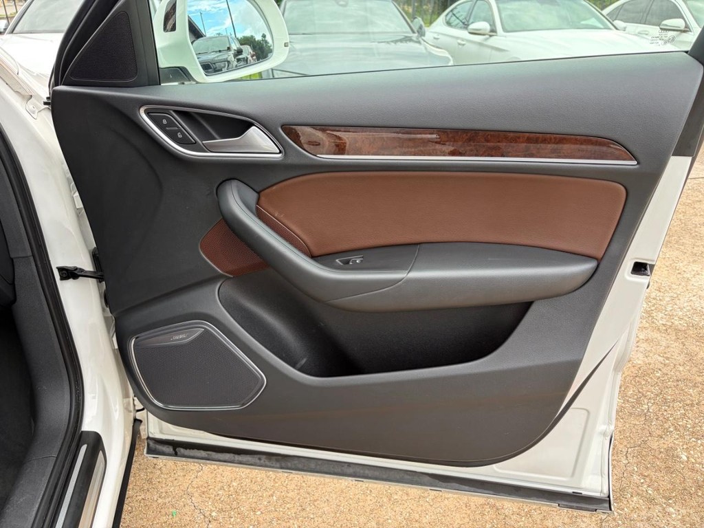 Audi Q3 Vehicle Full-screen Gallery Image 15