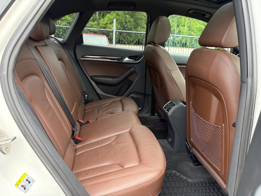 Audi Q3 Vehicle Full-screen Gallery Image 16