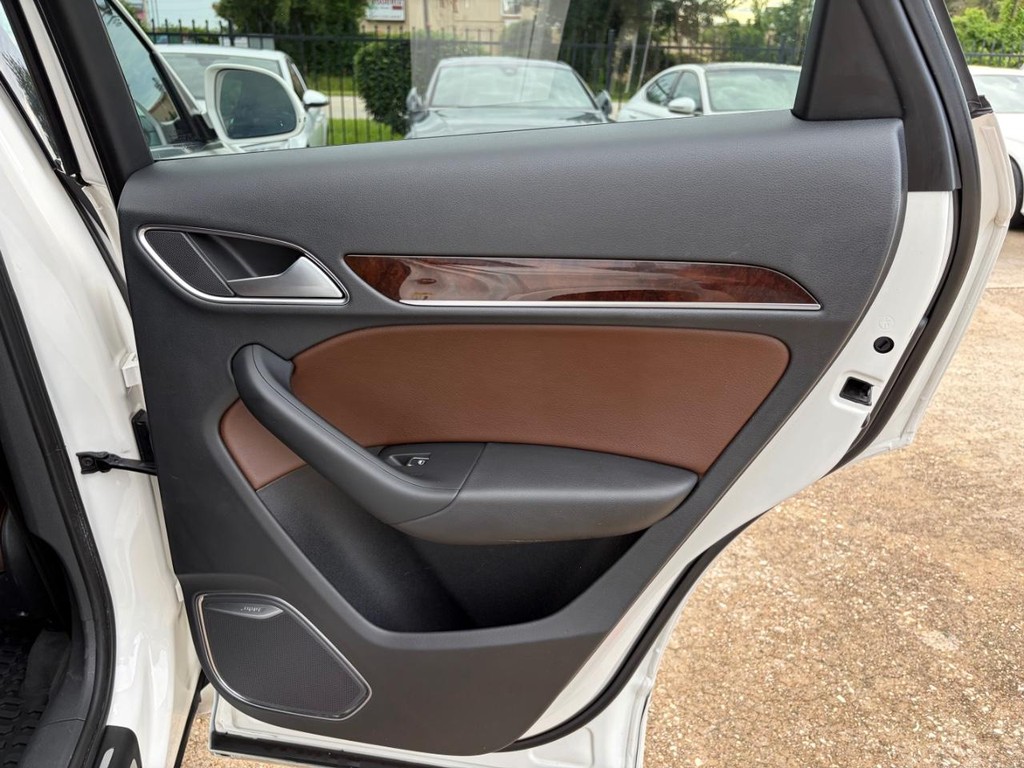 Audi Q3 Vehicle Full-screen Gallery Image 17