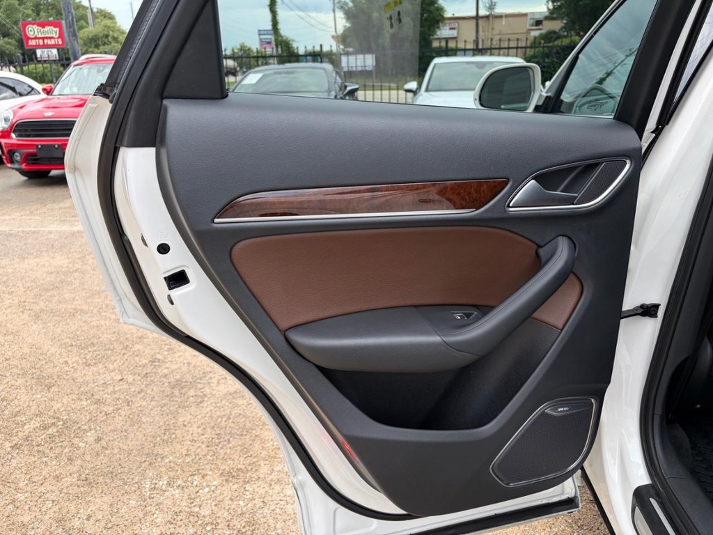 Audi Q3 Vehicle Full-screen Gallery Image 19