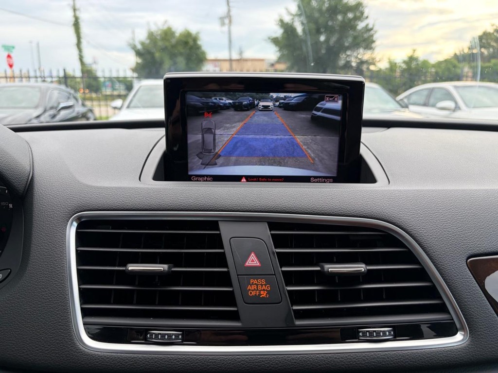 Audi Q3 Vehicle Full-screen Gallery Image 23