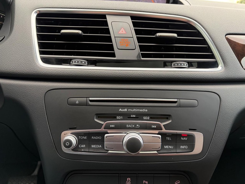 Audi Q3 Vehicle Full-screen Gallery Image 24