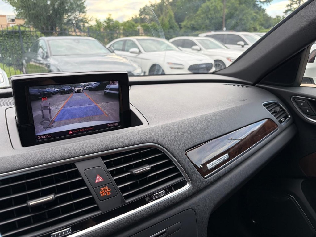 Audi Q3 Vehicle Full-screen Gallery Image 26