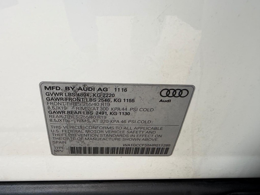 Audi Q3 Vehicle Full-screen Gallery Image 30